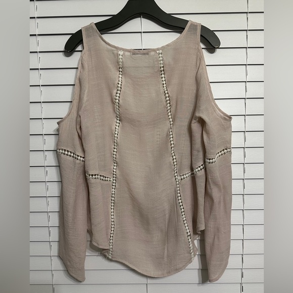 🛍️Grifflin  Paris  Lace trimmed cold shoulder sheer top Size L - Picture 4 of 4